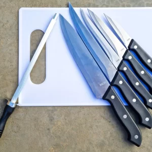 Set noževa kuhinjskih 6 komada i plastična daska