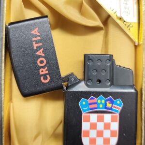 Upaljač na benzin HRVATSKI GRB Crni, natpis CROATIA
